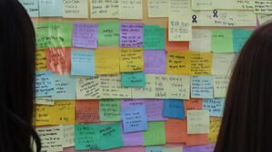 이태원참사 기억소통공간 '별들의집'에서 추모메시지 살펴보는 시민들(사진=연합뉴스)