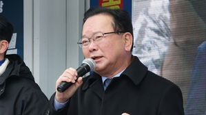 민주당 울산시당 연설회 참석한 김부겸 전 총리(사진=연합뉴스)