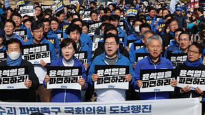 더불어민주당 박찬대 원내대표를 비롯한 의원들이 21일 윤석열 대통령 파면을 촉구하며 서울 여의도 국회를 출발해 광화문 농성장으로 도보행진을 하고 있다.