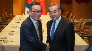 외교장관 회의 참석차 일본을 방문 중인 조태열 외교부 장관이 21일 왕이 중국공산당 중앙외사판공실 주임(외교부장 겸임)과 회담에서 기념촬영을 하고 있다. (사진=외교부 제공, 연합뉴스)