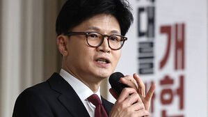 국민의힘 한동훈 전 대표가 지난 18일 대구 북구 경북대학교 경하홀에서 '개헌, 시대를 바꾸자'를 주제로 한 청년 토크쇼를 진행하고 있다.