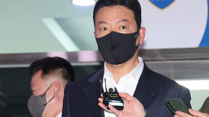 윤석열 대통령 체포 방해 혐의를 받는 대통령경호처 김성훈 차장(오른쪽)과 이광호 경호본부장이 21일 구속영장이 기각된 뒤 서울 남대문경찰서를 나서고 있다.