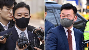 윤석열 대통령 체포 방해 혐의를 받는 김성훈 대통령경호처 차장(왼쪽)과 이광우 경호본부장이 21일 서울 마포구 서울서부지방법원에 구속 전 피의자 심문(영장실질심사)을 받기 위해 각각 출석하고 있다.