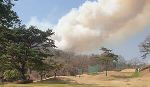 김해 산불, 민가 확산 방화선 구축…진화율 50%·72명 대피