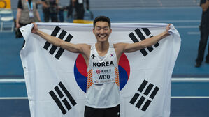 우상혁이 21일 중국 난징에서 열린 2025 세계실내육상선수권대회 남자 높이뛰기 결선에서 우승한 뒤 기념촬영하고 있다. (사진=용인시청 육상팀 제공, 연합뉴스)