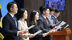 민연금 개혁안에 반대하는 30&middot;40세대 여야 의원들이 23일 국회 소통관에서 '더 나은 연금개혁을 요구하는 국회의원'이라는 이름 아래 모여 긴급 기자회견을 열고 있다. 왼쪽부터 더불어민주당 전용기, 이소영 의원, 개혁신당 이주영, 국민의힘 김재섭, 더불어민주당 장철민, 국민의힘 우재준 의원.