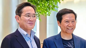 이재용 삼성전자 회장(왼쪽)이 22일 레이 쥔 샤오미 회장을 샤오미 전기차 공장에서 만나 기념사진을 촬영하고 있다. (사진=중국 샤오미 웨이보 캡처, 연합뉴스)