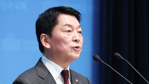 국민의힘 안철수 의원이 23일 국회 소통관에서 최상목 대통령 권한대행에 대한 민주당과 야당의 탄핵소추안 발의와 관련한 기자회견을 열고 "대한민국 체제를 파괴하는 이재명 대표는 정계를 은퇴하고 재판에 전념하라"고 말하고 있다.