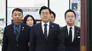 23일 국회에서 열린 기자간담회에 참석한 박성준 원내수석부대표 (오른쪽)