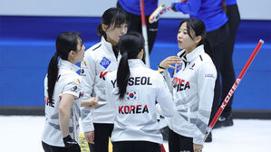 21일 의정부실내빙상장에서 열린 2025 LGT 세계여자컬링선수권대회 한국과 이탈리아 경기에서 한국 선수들이 대화를 나누고 있다. 오른쪽부터 김민지, 설예은, 김은지, 김수지.
