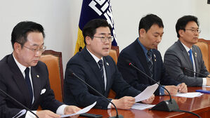 더불어민주당 박찬대 원내대표(왼쪽 두번째)가 23일 국회에서 열린 기자간담회에서 발언하고 있다.
