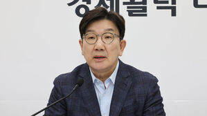권성동 "민주당, 헌재 겁박&hellip;천막당사는 불복 빌드업"