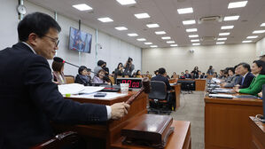 20일 국회에서 열린 보건복지위원회 전체회의에서 박주민 위원장이 의사봉을 치고 있다.(사진=연합뉴스)