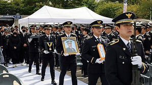구멍난 팔각정서 경찰관 추락사&hellip;관리과실 공무원들 벌금형 구형