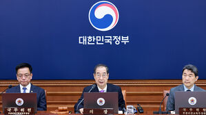 한 대행 "미국발 관세 폭풍 헤쳐 나가는 데 모든 역량 다할 것"