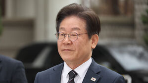 선거법 2심 선고 하루 앞둔 이재명, 재판 관련 질문엔 침묵