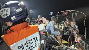 "산불에 대피했다가 고립"&hellip;울진해경, 방파제서 104명 구조