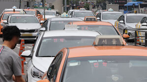 서울역에서 승객을 태우기 위해 대기 중인 택시 모습(사진=연합뉴스)