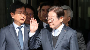 '2심 무죄' 이재명, 지지자들 향해 인사(사진=연합뉴스)