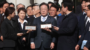 더불어민주당 이재명 대표가 26일 서울 서초구 서울고등법원에서 열린 공직선거법 위반 항소심에서 무죄를 선고받은 뒤 입장을 밝히고 있다.(사진=사진공동취재단, 연합뉴스)