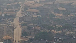 26일 경북 안동시 하회마을이 회색 연기와 연무로 가득하다.(사진=연합뉴스)