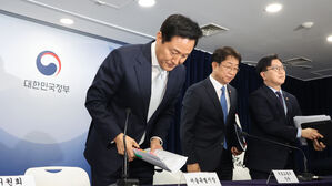 오세훈 서울시장이 19일 서울 종로구 정부서울청사에서 열린 주택시장 안정화 방안 발표에서 기자의 질문에 답하고 있다.(사진=연합뉴스)