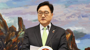 우원식 국회의장이 27일 국회에서 헌법재판소의 대통령 탄핵심판 선고 지체 상황 등과 관련한 담화문을 발표하고 있다.(사진=연합뉴스)