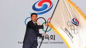 대한체육회기 흔드는 유승민 대한체육회장(사진=연합뉴스)