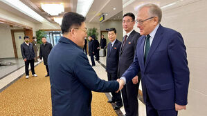 윤정호 북한 대외경제상과 악수하는 마체고라 주북러대사(사진=주북 러시아 대사관 페이스북 캡처, 연합뉴스)
