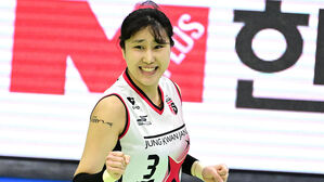 '무릎 부상' 염혜선, 여자배구 PO 3차전 위해 원정 동행