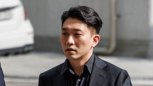 명예훼손, 증거 인멸 혐의 등으로 고소된 의사&middot;의대생 온라인커뮤니티 메디스태프의 기동훈 대표가 20일 오후 경찰 조사를 받기 위해 서울 종로구 서울경찰청 청사로 출석하고 있다.
