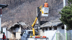 29일 경북 안동시 임하면 임하리 한 마을에서 작업자들이 전기와 통신 복구 공사를 진행하고 있다.