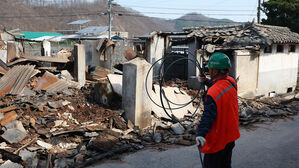 29일 경북 안동시 임하면 임하리 한 마을에서 작업자들이 전기와 통신 복구 공사를 진행하고 있다.