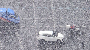 29일 오전 경기도 고양시에 갑자기 엄청난 눈보라가 쳤다. 눈은 순식간에 그쳤지만 오토바이와 차량들이 서행하고 있다.