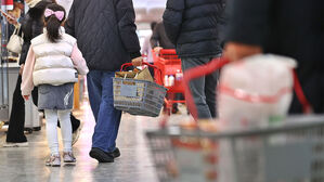 서울의 한 대형마트에서 장을 보는 시민들