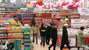 서울의 한 대형마트에서 장을 보는 시민들