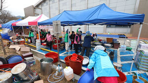 28일 오전 청도군 청송읍 청송국민체육센터에 마련된 대피소에서 자원봉사자들이 음식을 준비하고 있다.