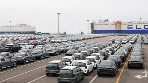 도널드 트럼프 미국 대통령이 외국산 자동차에 대한 25％ 관세 부과를 공식화한 27일 경기도 평택항에 수출용 자동차들에 세워져 있다.