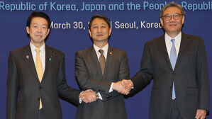 안덕근 산업통상자원부 장관(가운데)과 무토 요지 일본 경제산업상(왼쪽), 왕원타오 중국 상무부장