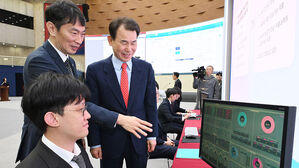 이복현 금융감독원장과 정은보 한국거래소 이사장이 19일 서울 여의도 한국거래소에서 열린 '공매도 전산시스템 구축 시연회'에서 공매도 중앙점검시스템(NSDS) 불법 공매도 적출 시연을 보고 있다.