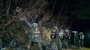 지난 28일 오후 경남 산청 산불 야간 진화 지원작전에 투입된 39사단 장병들이 불씨를 정리하고 있다. (사진=육군 제39보병사단 제공, 연합뉴스)