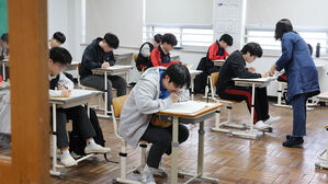2026학년도 전국연합학력평가가 실시된 26일 부산 동구 부산고등학교 3학년 교실에서 학생들이 시험을 준비하고 있다.