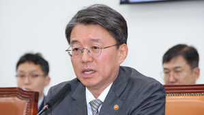 헌재 사무처장 "윤 대통령 사건 신중히 검토 중"