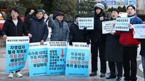 배달의민족 앞 자영업 단체 농성장 방문한 우원식 국회의장(사진=연합뉴스)