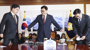 기념 촬영하는 우원식 의장-여야 원내대표(사진=공동취재, 연합뉴스)