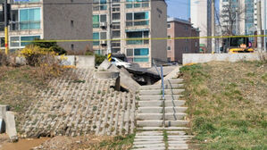 안산 상록구 도로서 1m 깊이 땅 꺼짐 발생&hellip;복구 작업 중