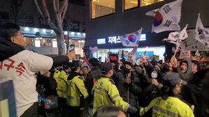 도심 행진하던 탄핵 찬반 충돌할 뻔&hellip;200m 떨어져 철야농성