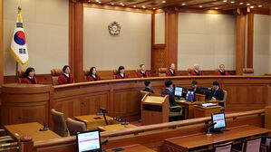 윤 운명 쥔 8인의 헌법재판관&hellip;앞선 탄핵 &middot; 권한쟁의 판단은