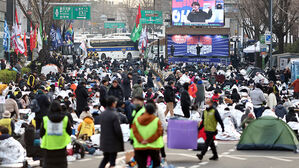 탄핵선고 D-2&hellip;헌재 인근 밤샘집회로 도로 통제&middot;출근길 혼잡
