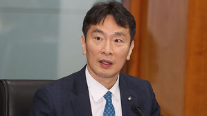 이복현 "전 임직원 비상대응체계&hellip;관세충격 기업 자금조달 점검"